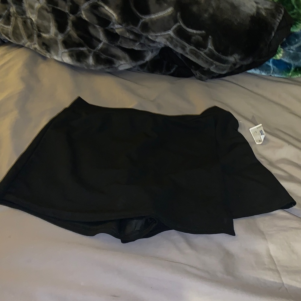 Black LEMITE SKORT size L NWT